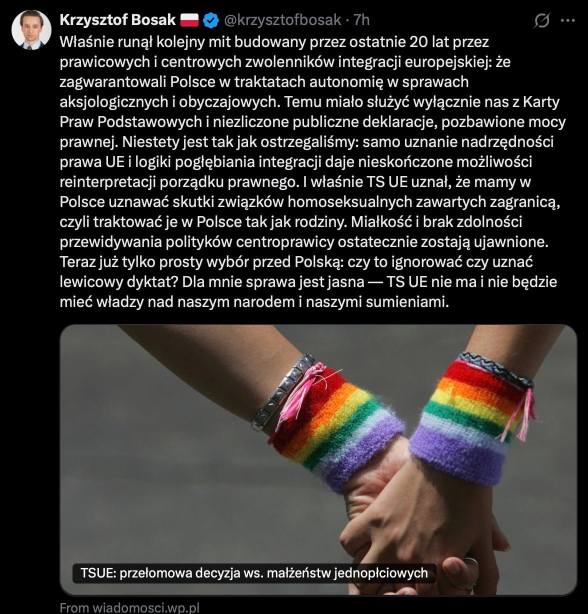 Zrzut ekranu z Twittera przedstawiający wpis Krzysztofa Bosaka. W górnej części widoczne jest jego zdjęcie profilowe i nazwa konta z polską flagą. Tweet ma formę długiego komentarza politycznego, w którym Bosak krytykuje wyrok TSUE dotyczący uznawania w Polsce skutków związków jednopłciowych zawartych za granicą. Twierdzi, że podważa to rzekomą autonomię Polski w kwestiach obyczajowych, a unijne prawo umożliwia reinterpretację porządku prawnego. Wskazuje, że w jego opinii TSUE nie powinien mieć wpływu na sprawy światopoglądowe w Polsce.